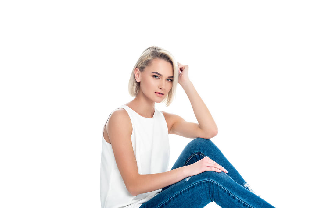 красива блондинка позує в джинсах, ізольована на білому
 - Фото, зображення