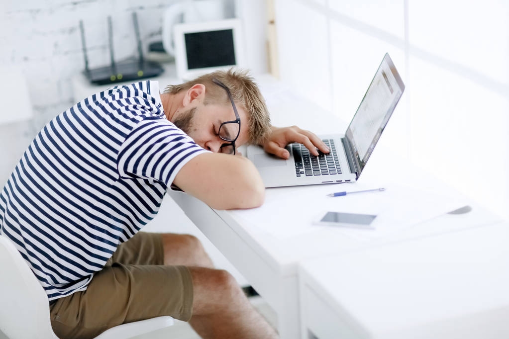 Uomo stanco seduto al suo posto di lavoro e dormire
 - Foto, immagini