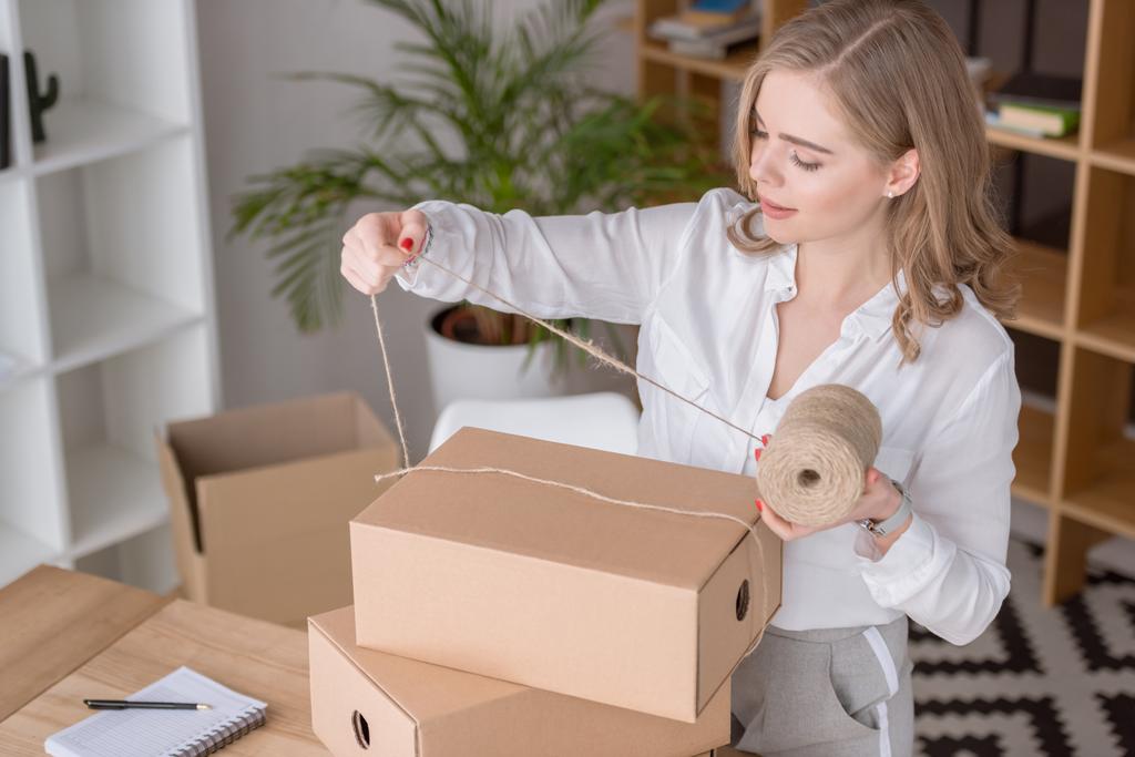 Unternehmer verpackt Kunden im Home Office in Kartons - Foto, Bild