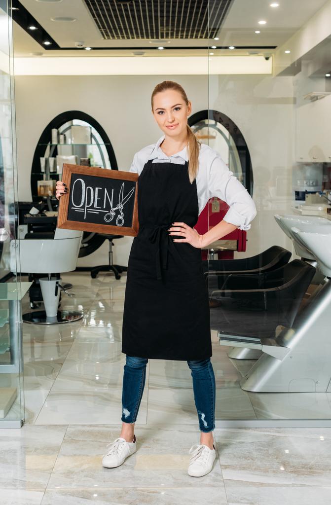 Blondine Salonbesitzerin steht mit Schild offen - Foto, Bild