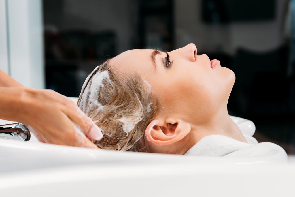 boční pohled kadeřnice mytí vlasů pro odběratele s šampon - Fotografie, Obrázek
