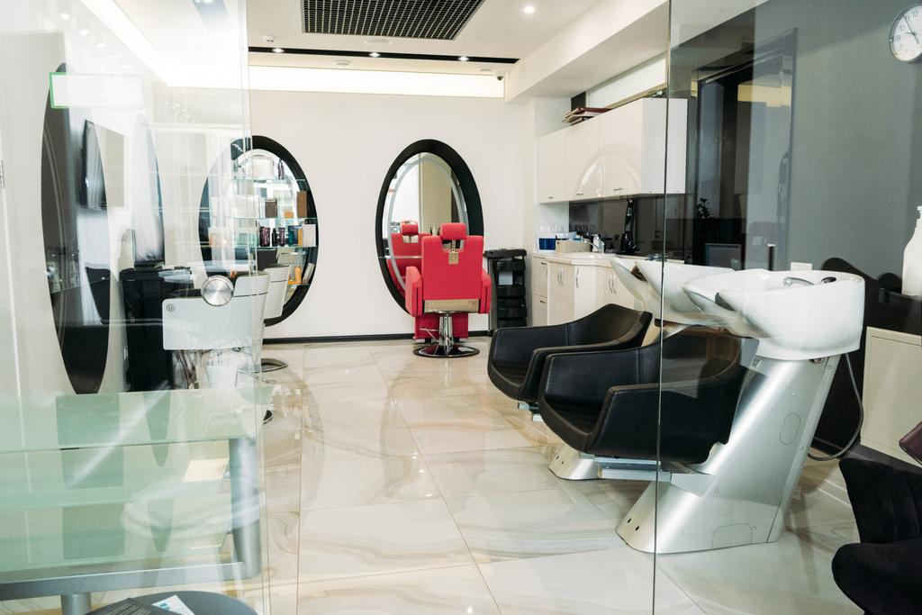 salão de cabeleireiro moderno vazio com equipamento
 - Foto, Imagem