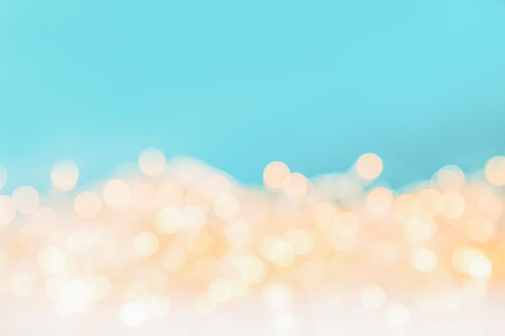 glanzende Kerstverlichting bokeh op blauwe achtergrond - Foto, afbeelding