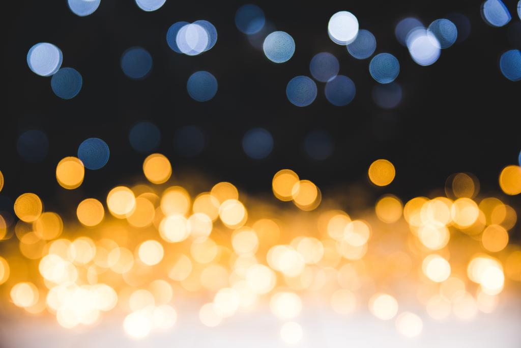 karácsonyi arany bokeh fények a sötét háttér - Fotó, kép