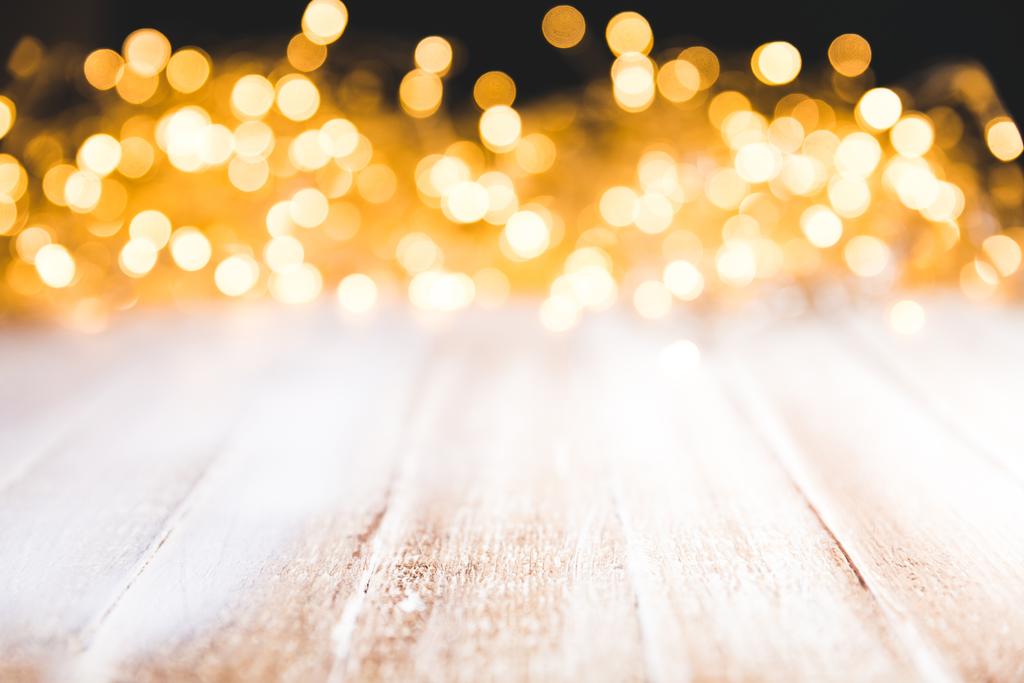 luzes bokeh festivas na superfície de madeira, decoração de Natal
 - Foto, Imagem