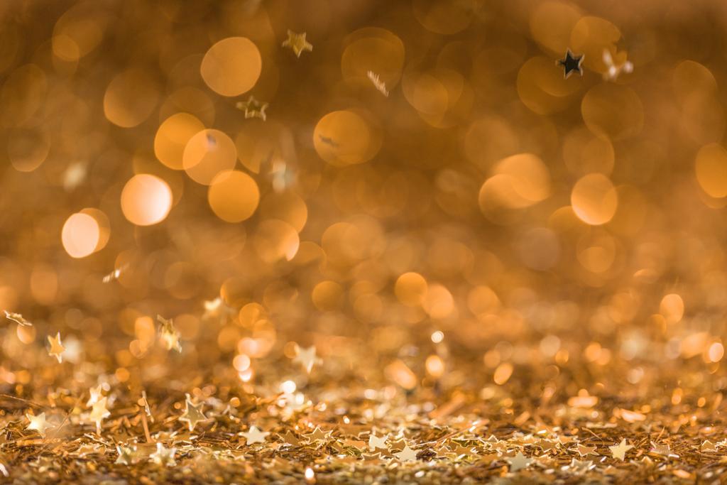 Kerstmis achtergrond met vallende gouden glanzend confetti sterren  - Foto, afbeelding