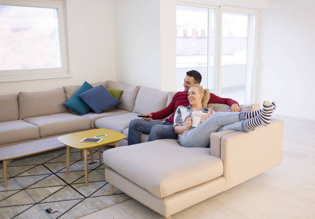 Jeune couple sur le canapé regarder la télévision
 - Photo, image