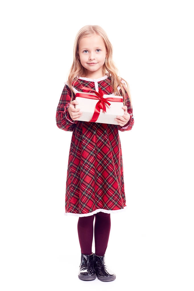 schattig meisje met geschenkdoos - Foto, afbeelding