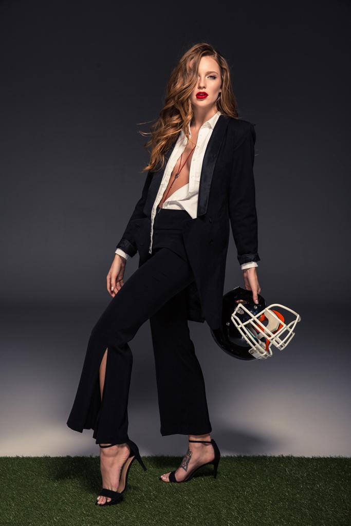 femme séduisante posant avec un casque de football américain
 - Photo, image