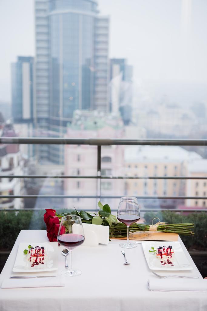 закрытый вид на подаваемый стол для романтического свидания в ресторане
 - Фото, изображение