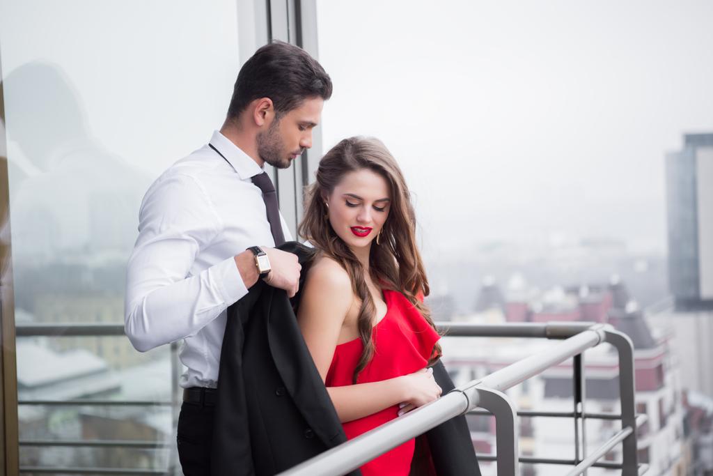 молода пара в любові стоїть на балконі разом
 - Фото, зображення