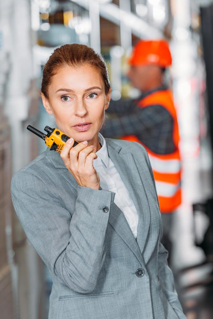 inspector femenino con walkie talkie en stock de envío
 - Foto, Imagen
