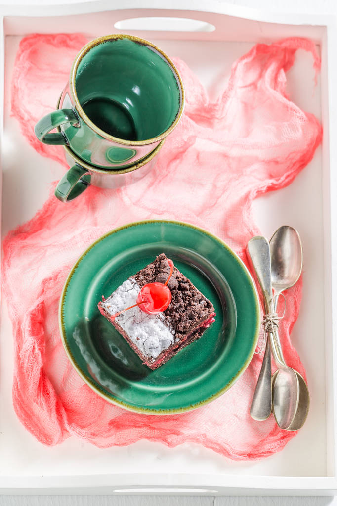 Lahodný čokoládový dort s cherry a drobenkou - Fotografie, Obrázek
