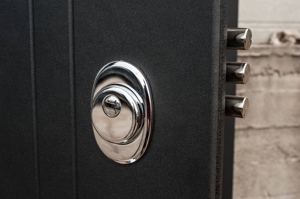 Grande serrure solide dans une porte métallique noire close-up
 - Photo, image