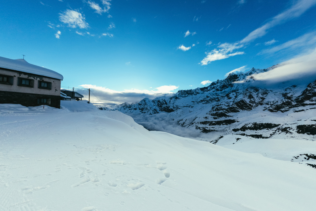 prachtige besneeuwde bergen landschap met blauwe hemel, Oostenrijk - Foto, afbeelding
