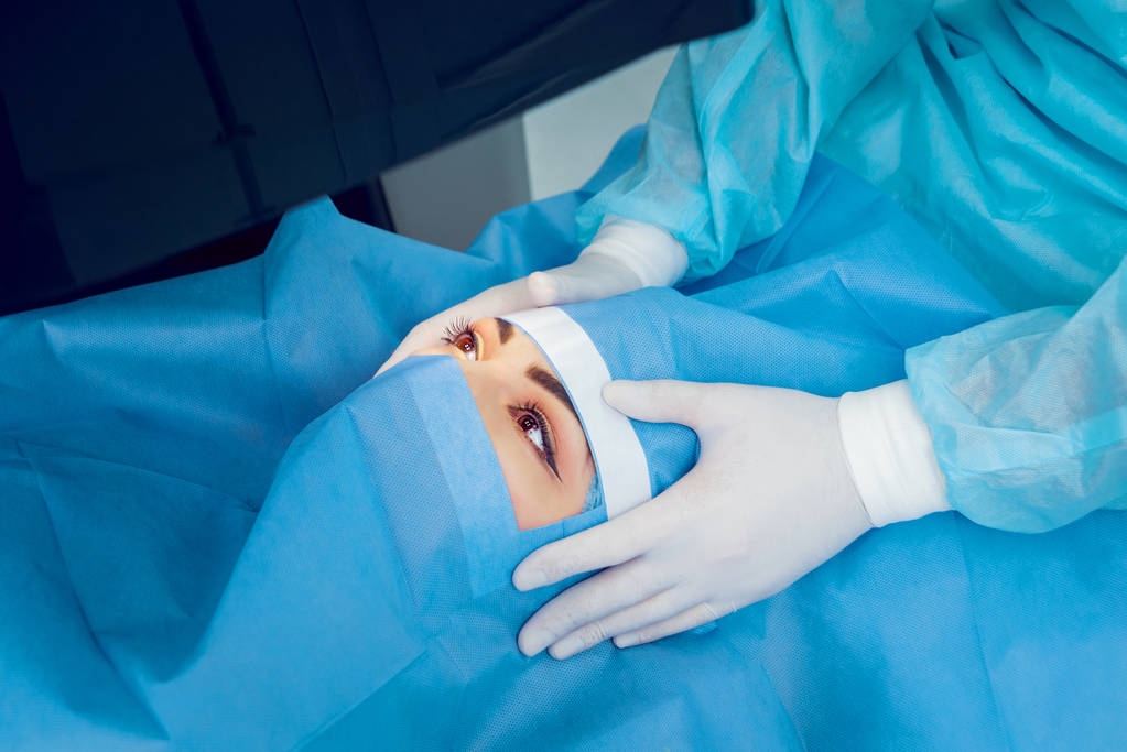 目の手術。白内障手術 - 写真・画像