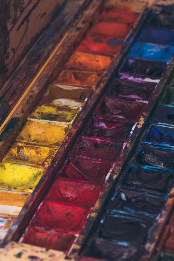 vista close-up de tintas aquarela em recipiente bagunçado
  - Foto, Imagem