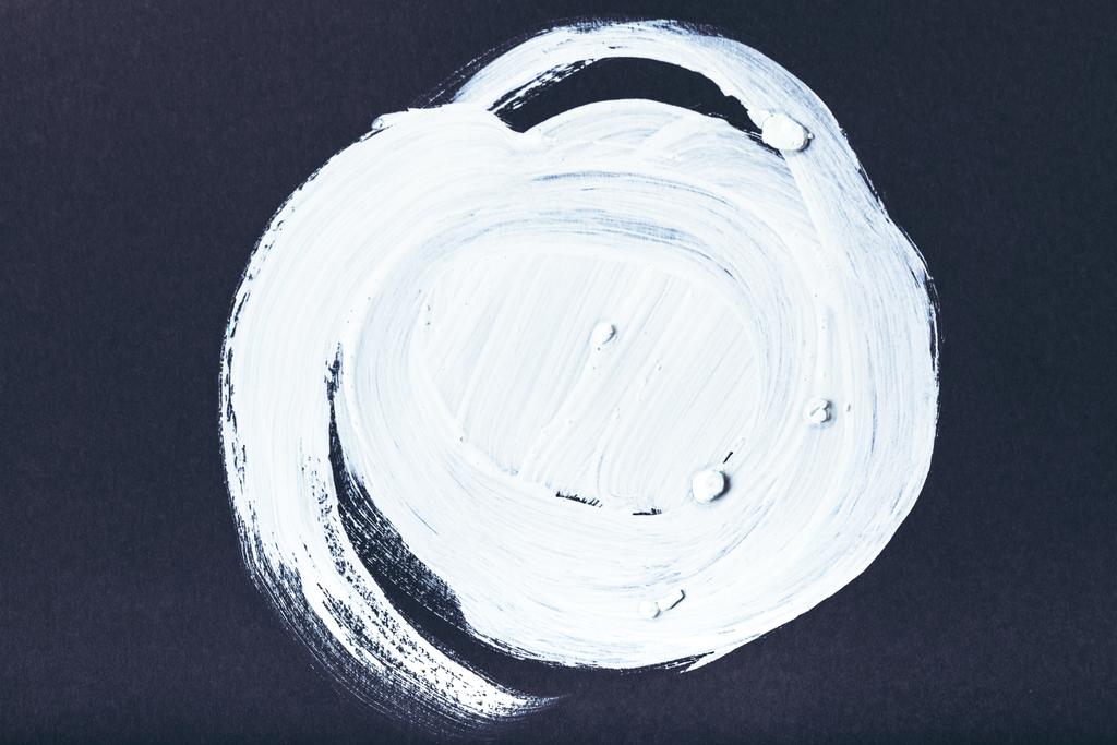 抽象ラウンド ブラシ ストロークの黒に白の絵画 - 写真・画像