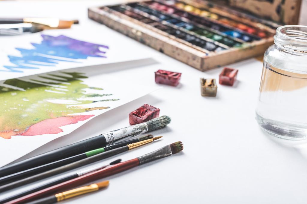 Detailní zobrazení barev, štětců a akvarel náčrtky na návrháře pracovišti  - Fotografie, Obrázek