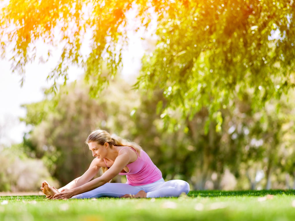 fiatal nő jógázik a parkban - Fotó, kép