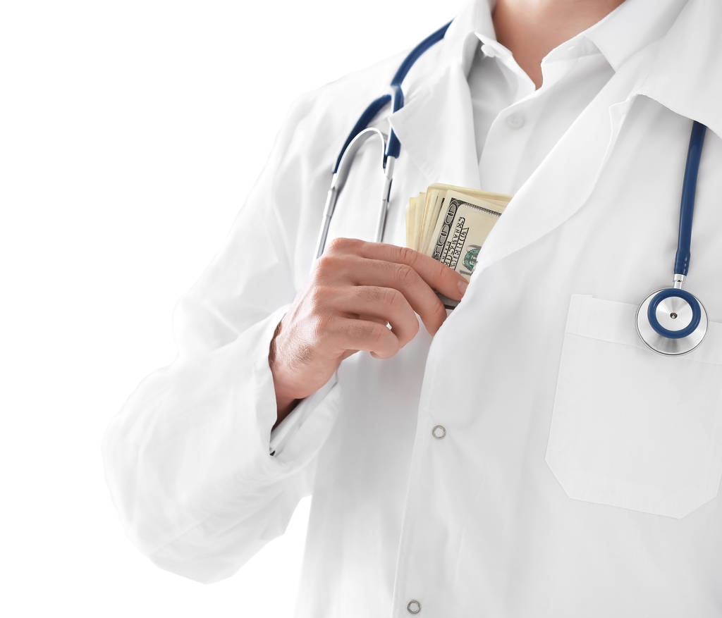 Доктор кладет деньги в карман на белом фоне. Концепция коррупции
 - Фото, изображение