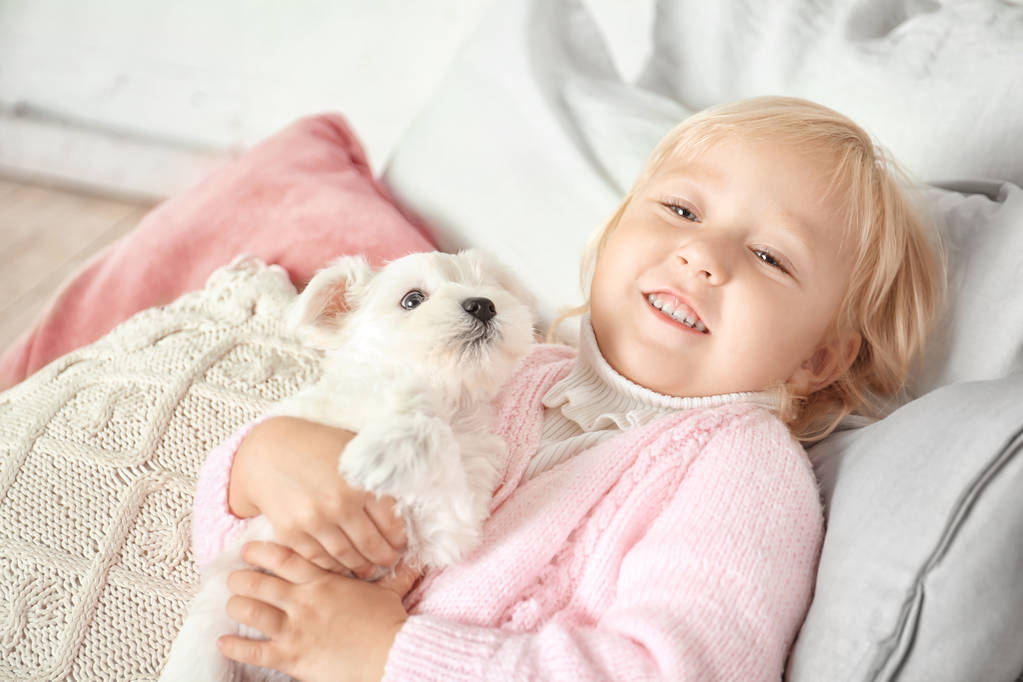 Małe słodkie dziewczyny z szczeniaka w domu - Zdjęcie, obraz