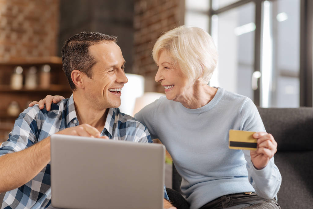 İyimser yaşlı anne ve oğlu online alışveriş tartışıyor - Fotoğraf, Görsel