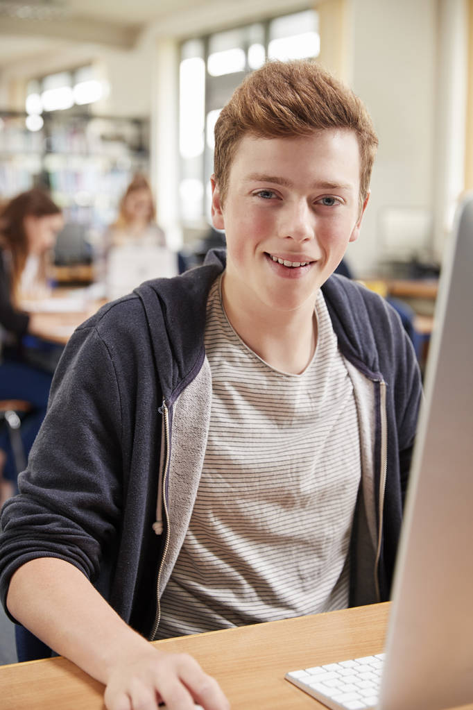 Estudiante masculino trabajando en computadora
  - Foto, Imagen