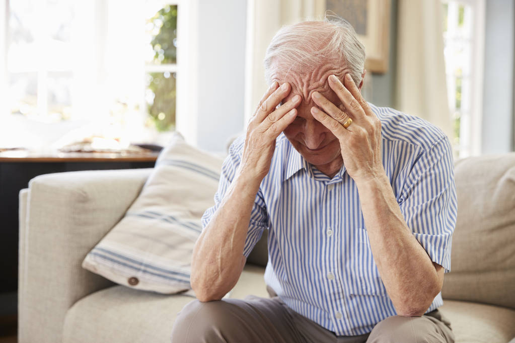 Starszy mężczyzna cierpi na depresję - Zdjęcie, obraz