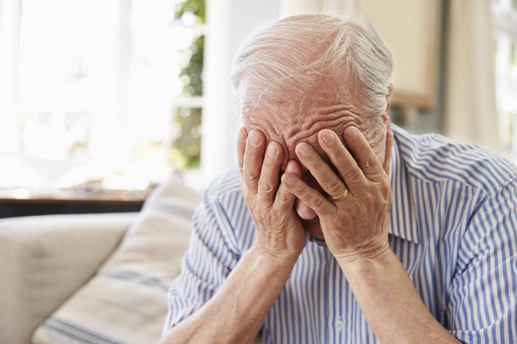 Idősebb ember szenved depresszióban - Fotó, kép