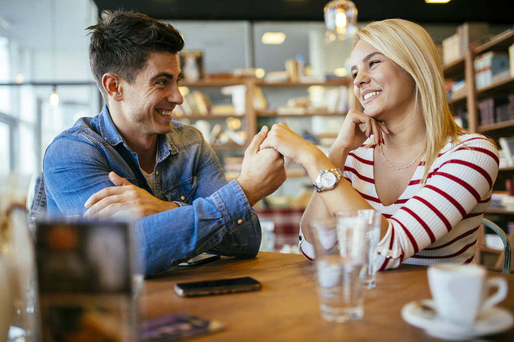 paar verliefd flirten in restaurant - Foto, afbeelding