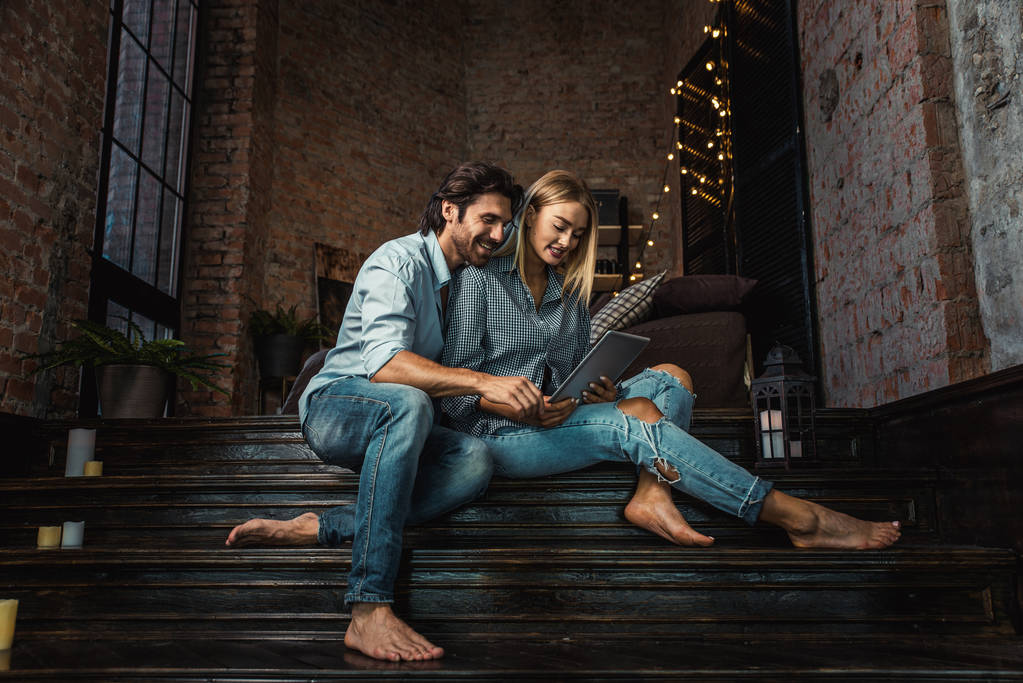 Casal em casa assistindo tablet
 - Foto, Imagem