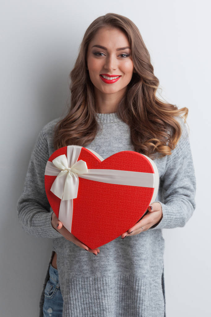 Kırmızı kalp şeklinde bir kutu ile kız - Fotoğraf, Görsel