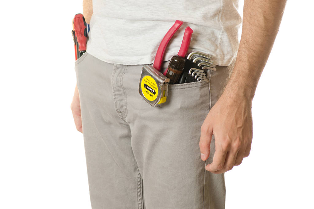 Hombre en un bolsillo construyendo herramientas
 - Foto, imagen