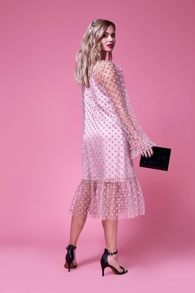 sexy Frau schöne Dame tragen Modedesignerin Seide rosa Kleid  - Foto, Bild