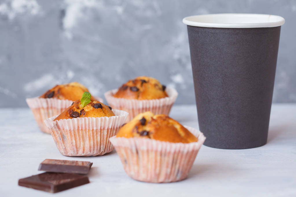 Pausa caffè con muffin al cioccolato
 - Foto, immagini