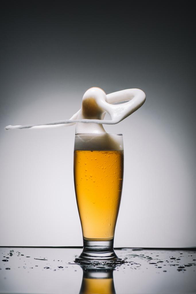 fröccsenő hab arany friss sör - Fotó, kép