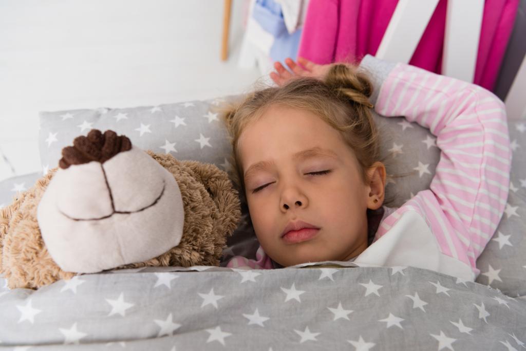 söpö pieni lapsi nukkuu nallekarhun kanssa
 - Valokuva, kuva