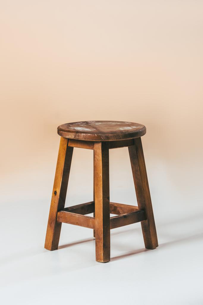 вид на старомодный деревянный стул
 - Фото, изображение