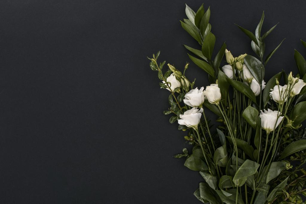pohled shora kytice s květy eustoma černém pozadí - Fotografie, Obrázek
