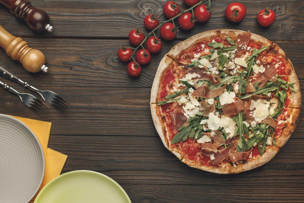 整理されたイタリアのピザとフラット横たわっていた 木製の表面に刃物 Andcherry トマト ロイヤリティフリー写真 画像素材