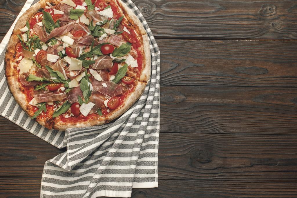 ahşap yüzey üzerinde İtalyan pizza ve masa örtüsü Üstten Görünüm - Fotoğraf, Görsel