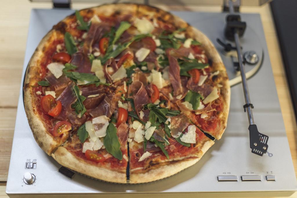 vista ravvicinata della pizza italiana sul giradischi in vinile retrò
 - Foto, immagini