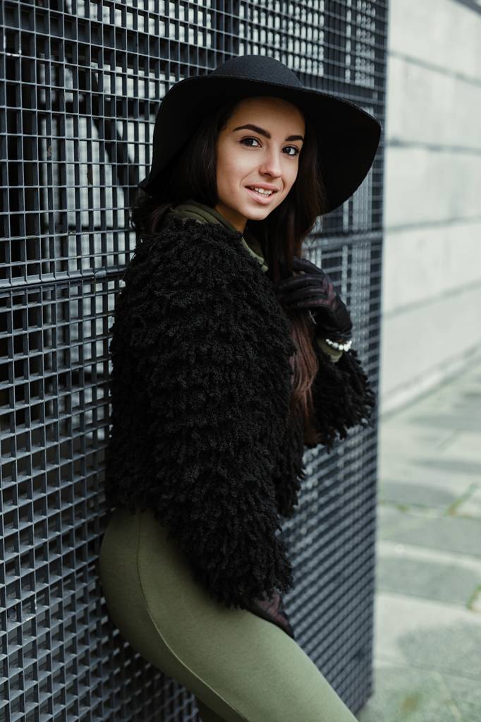 Splendida giovane donna bruna in posa cappello alla moda
 - Foto, immagini