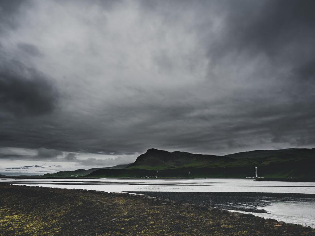 paisaje sombrío con río y montañas en Islandia
 - Foto, Imagen