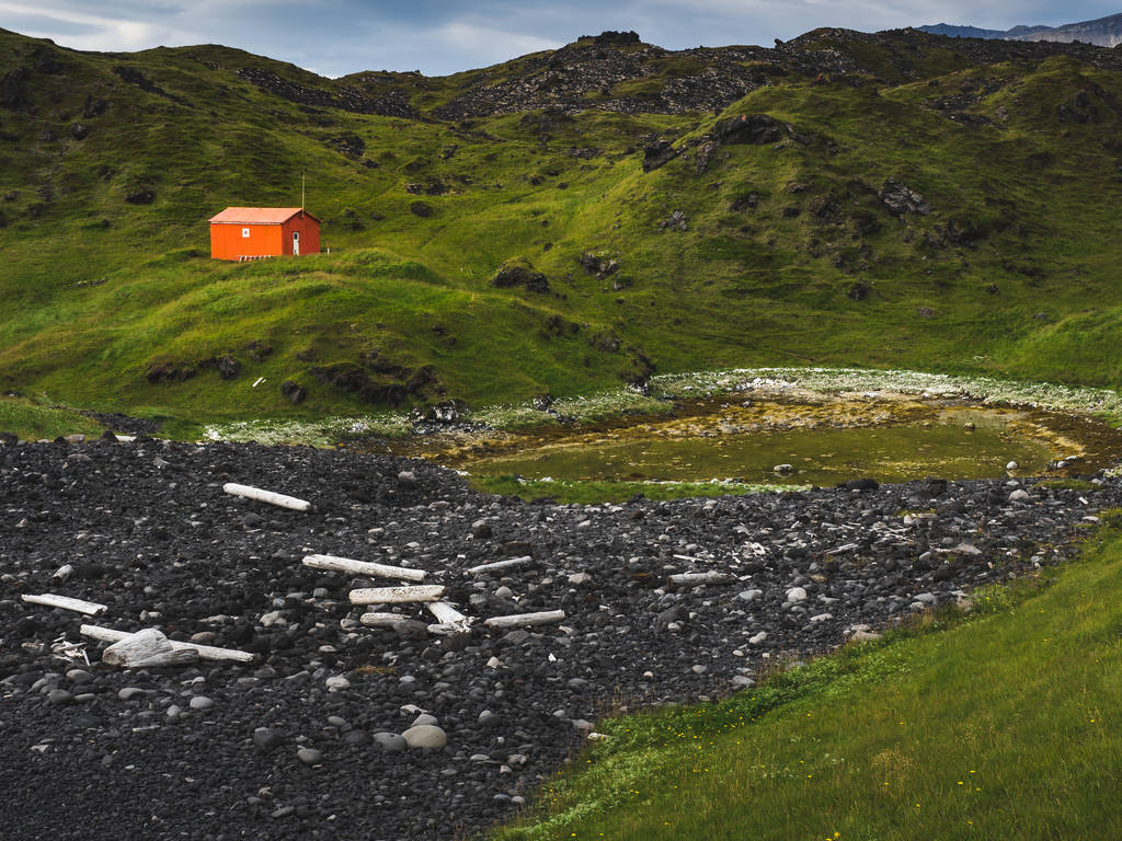 paisaje del norte con solitaria casa roja en las montañas verdes, Islandia
 - Foto, imagen