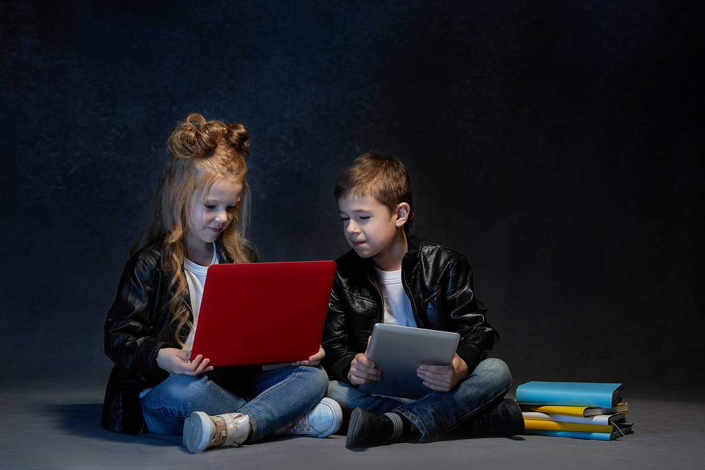 Estúdio tiro de duas crianças com computador portátil
 - Foto, Imagem