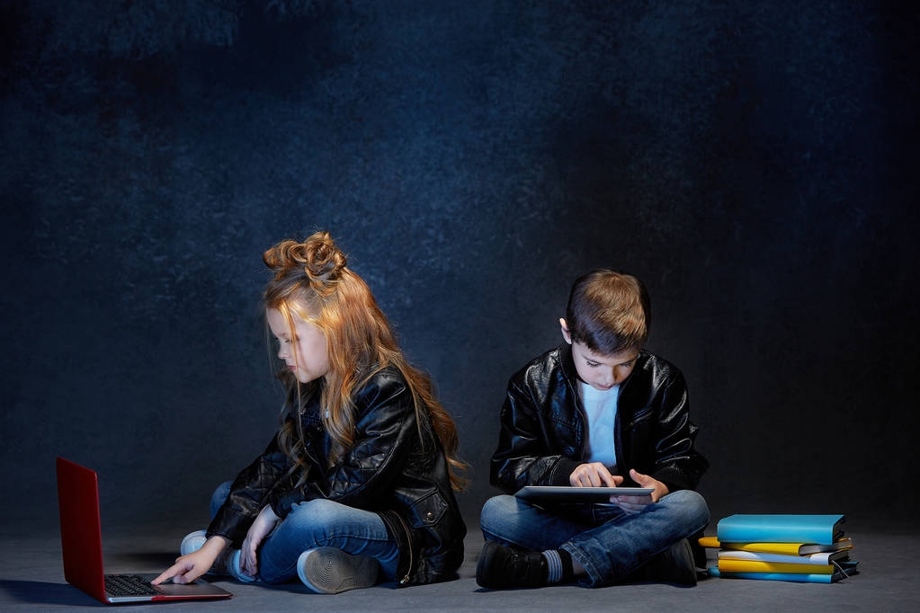 Студійний знімок двох дітей з ноутбуком
 - Фото, зображення