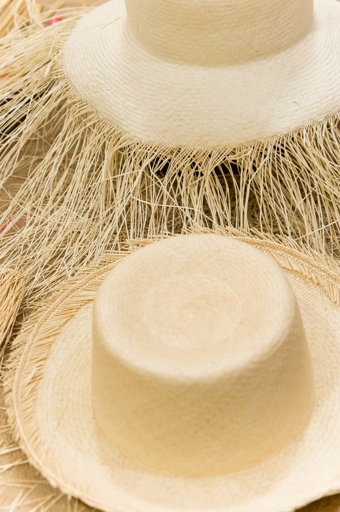 Mooie handgemaakte Panama hoed binnenkant van een markt in Otavalo, Ecuador - Foto, afbeelding