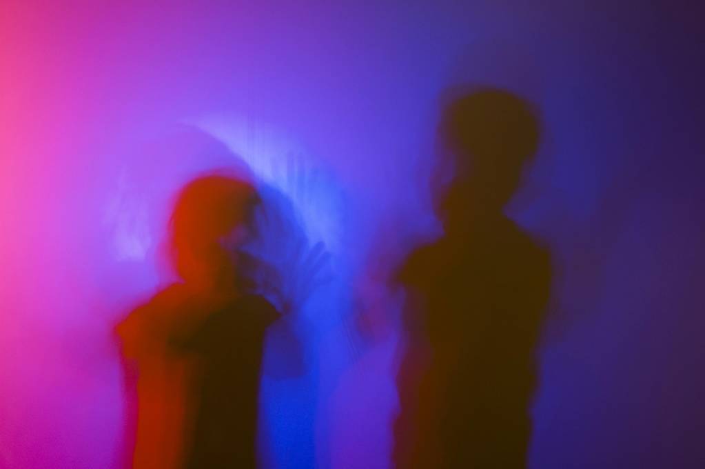 Crianças atrás de uma parede iluminada
 - Foto, Imagem